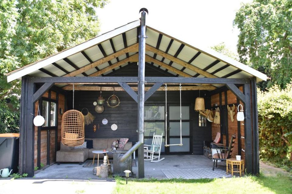 Je kunt het gehele jaar door genieten van de ruimte tuin en overkapping. In de winter met een vuurtje aan en in de zomer lekker in de schaduw.