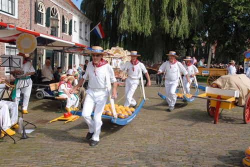Kaasdragers op de Kaasmarkt in Edam.