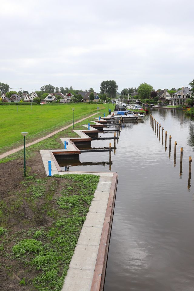 Lege ligplekken voor boten bij Passantenhaven IJlst.