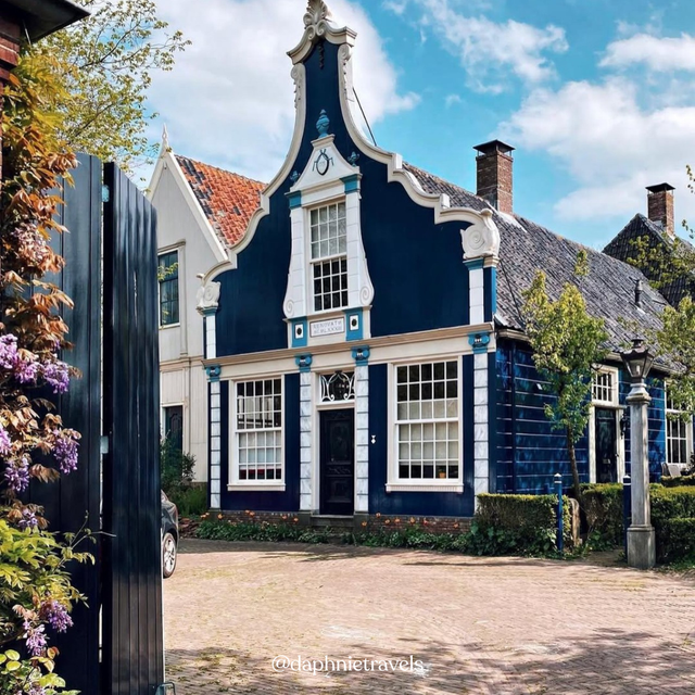 Een blauw huis in Broek in Waterland