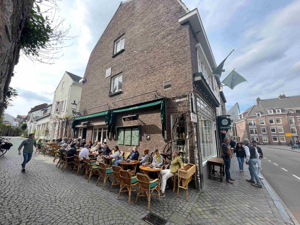 Cafe de Pieter Maastricht gebouw en terras