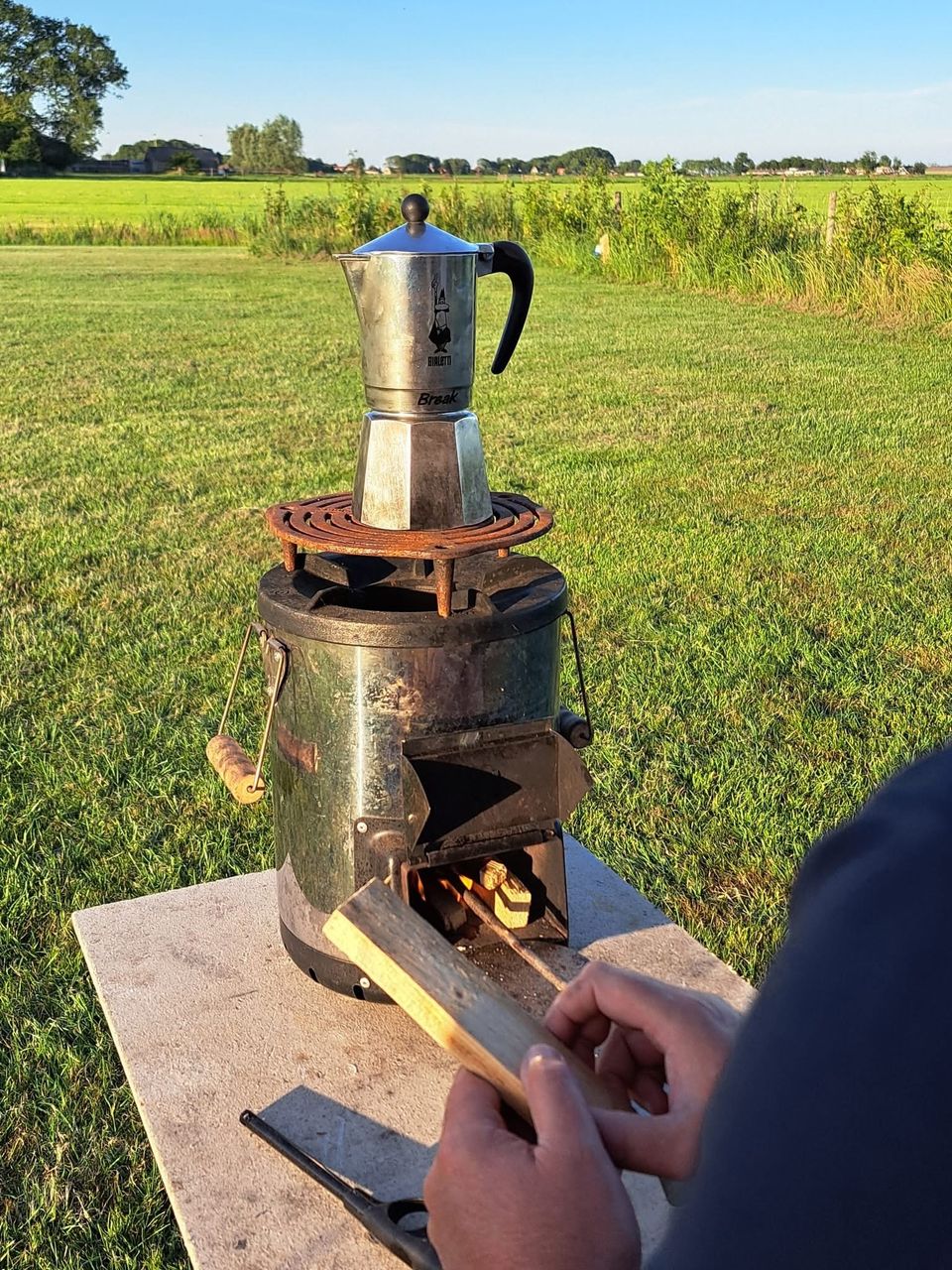 Buiten smaakt koffie net iets beter. Een rustig begin van de dag op Sjaerdemahof.