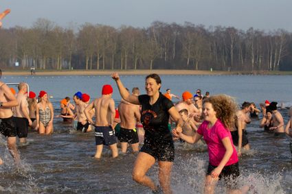 Mensen doen mee aan een Nieuwjaarsduik.