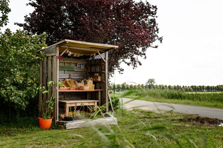 Kleine verkoopkraam met lokale producten