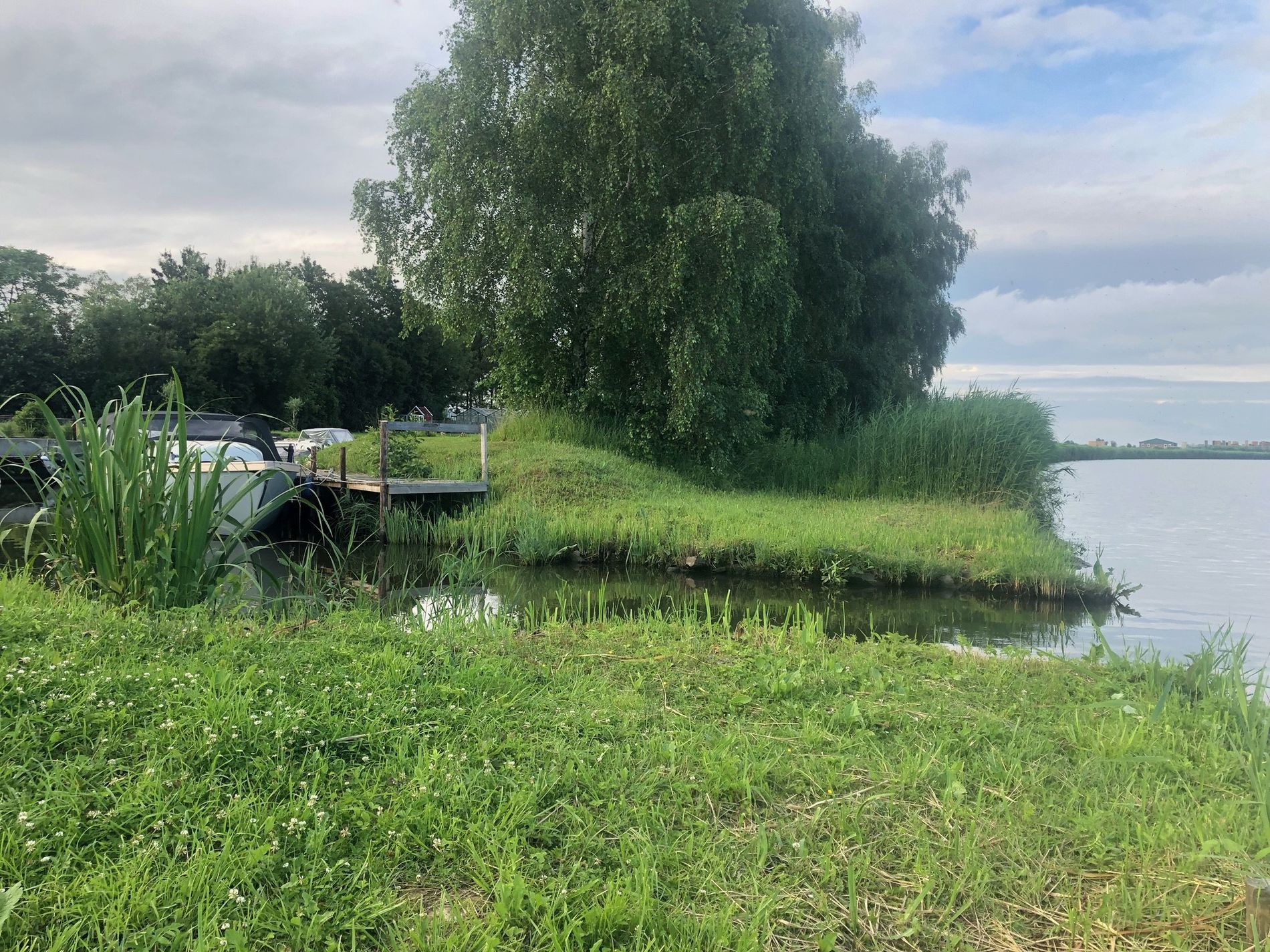 Een boot in de haven van camping Markdal