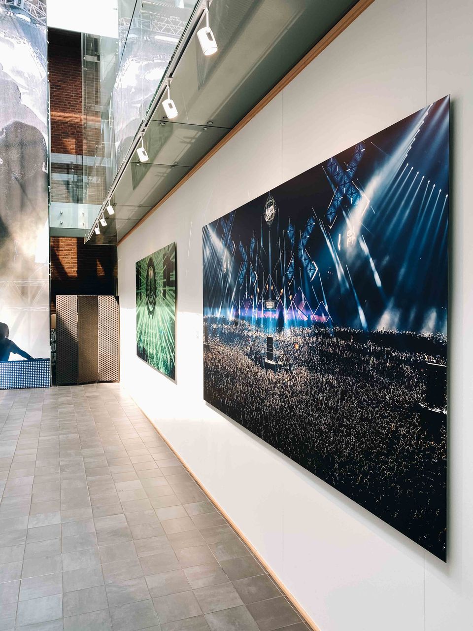 Fotomuseum Aan het Vrijthof interieur lange wand grote foto's