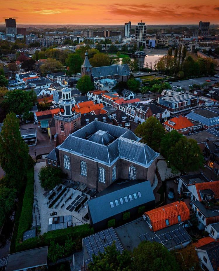 Luchtfoto van de Dorpsstraat waarbij de Oude kerk en de winkelstraat goed te zien is