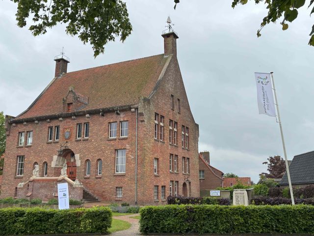 Stationsweg 1 in Grou: oude Raadhuis met rechts de ingang van het museum