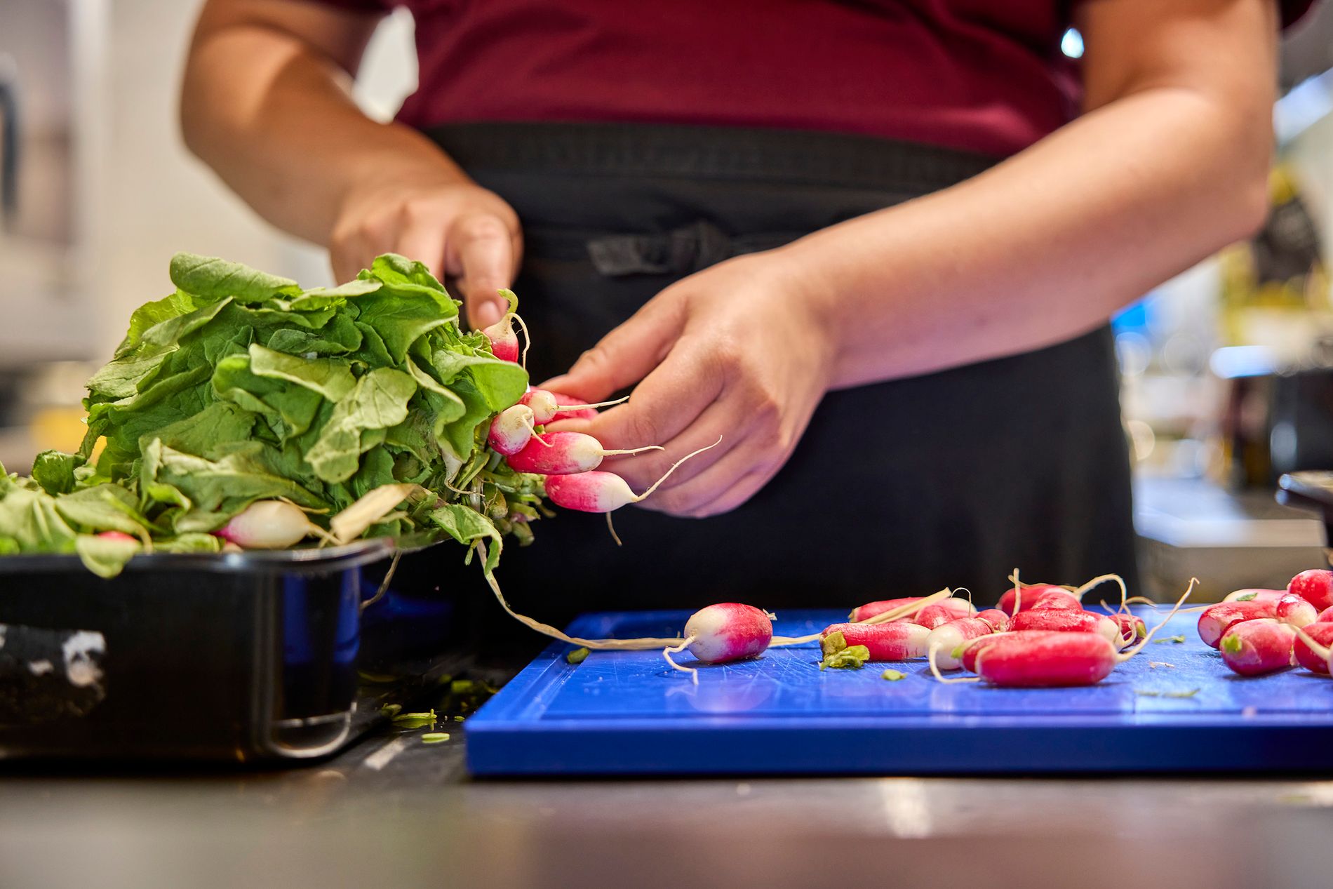 Medewerker maakt groente schoon