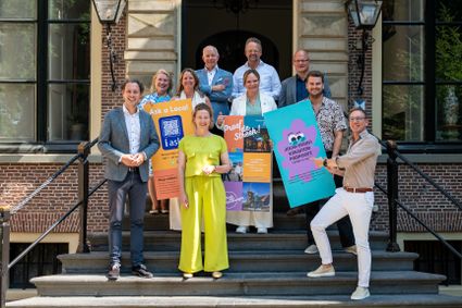 Wethouders uit acht gemeenten vieren verlenging na 10 jaar Streek van Verrassingen in de regio Leiden, op het bordes van Kasteel Oud Poelgeest in Oegstgeest.