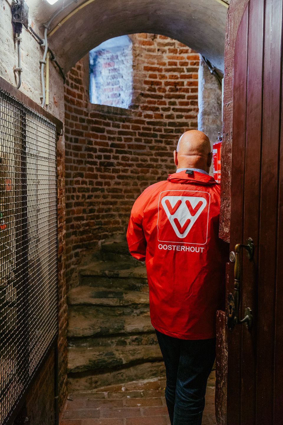 Gids in de ingang van de toren