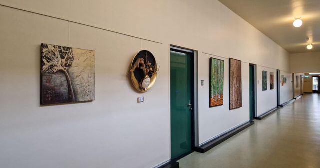 De gang van het Raadhuis met de geëxposeerde werken