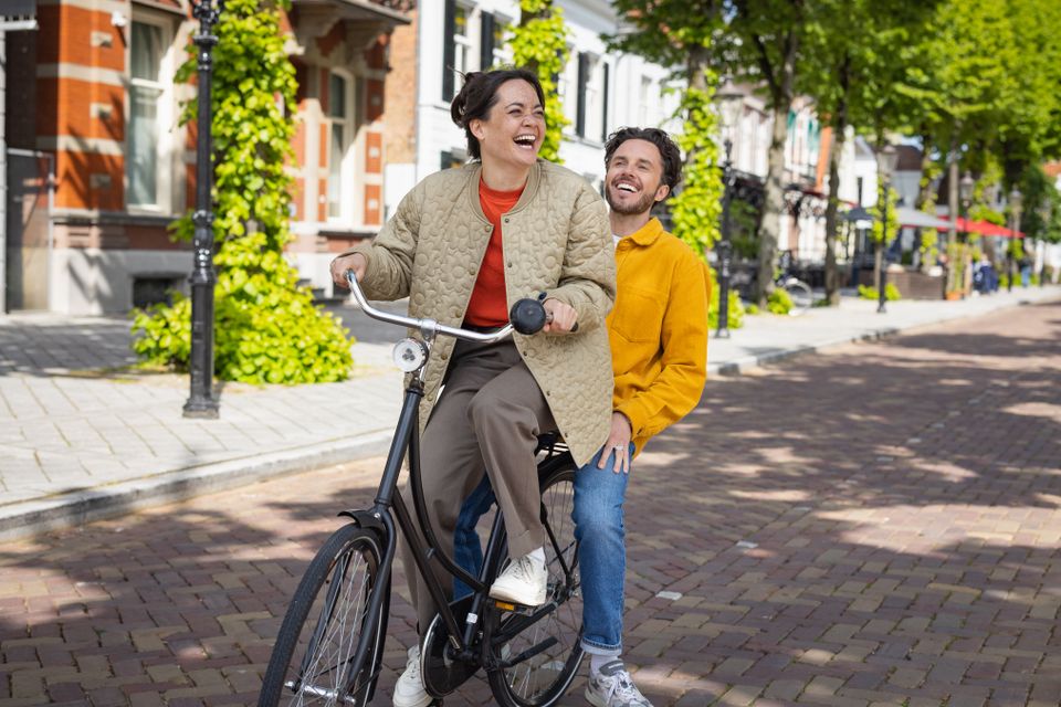 man en vrouw fietsen in de binnenstad van oosterhout