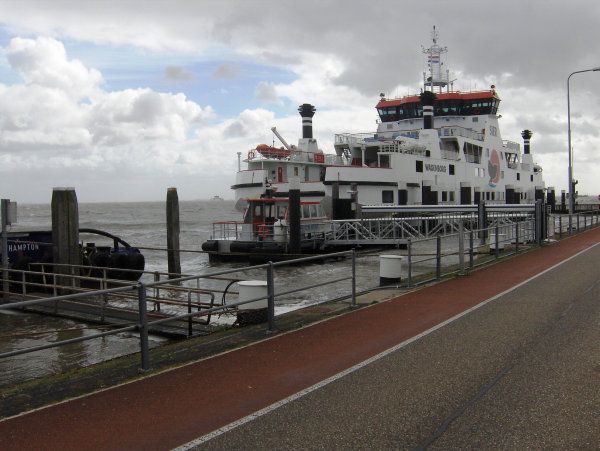 De Sier aan de kade in Ameland. Vooraan ligt de watertaxi van Wagenborg (zie FR39)