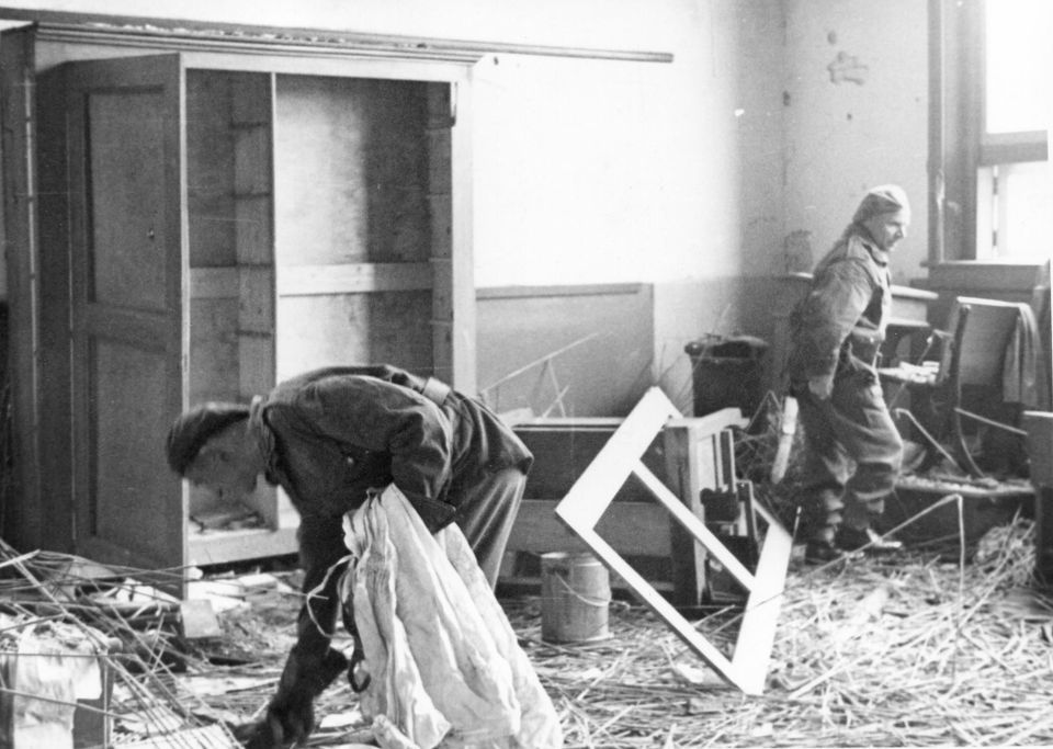 In 1945, a few Poles visited Driel. At the time, they were stationed in Germany, where they were part of the Allied occupying forces. Here they are looking at the havoc in the school.