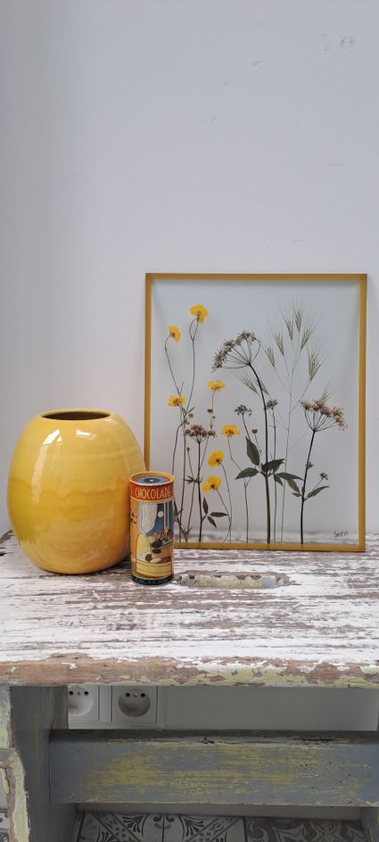 Lijstje met bloemen op tafel