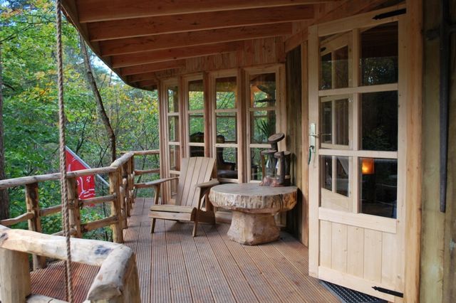 Der Balkon mit Sitzecke eines XXL-Baumhauses.