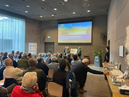 Mensen in zaal met beamer