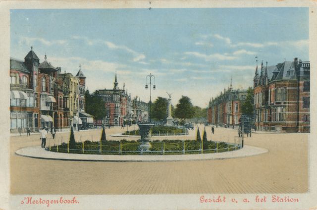 Prentbriefkaart van het Stationsplein in 's-Hertogenbosch na 1913