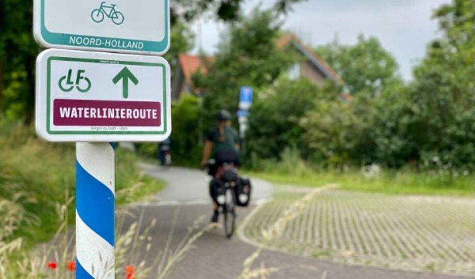 Routebordje van de LF Waterlinieroute in Noord-Holland.