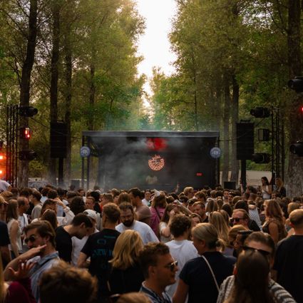 Takkenbende podium met mensen