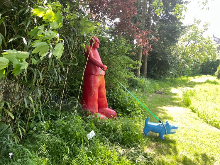 Groet rode man met blauwe hond