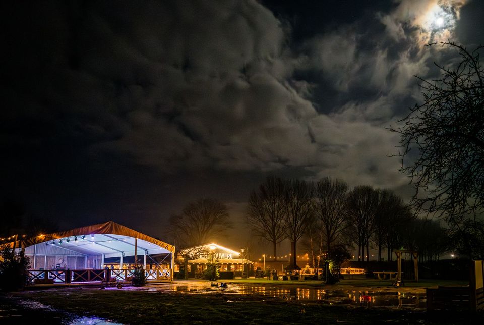 Schaatsbaan met sfeerverlichting