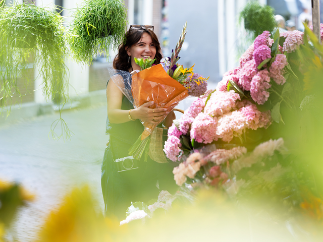 Chloe op de markt met bloemen