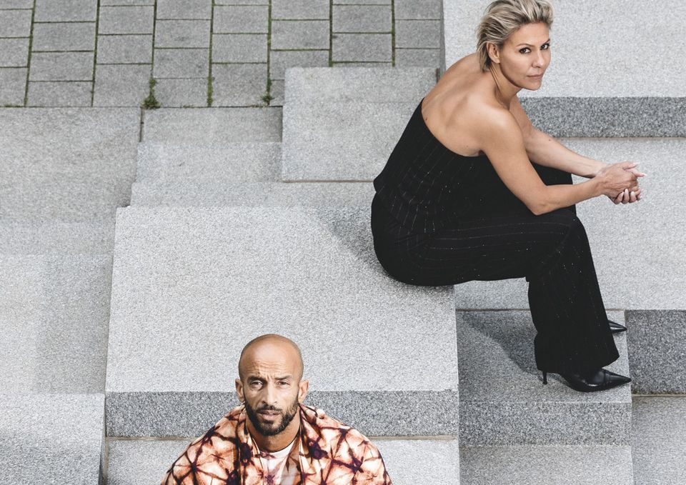 Man en vrouw zittend op een steen