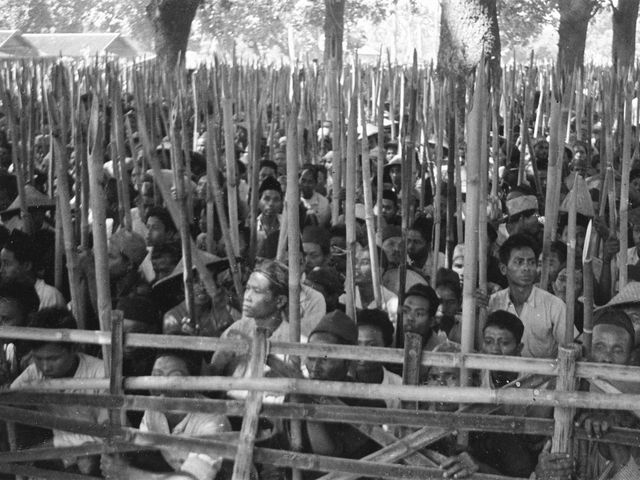 Indonesische mannen bewapend met een bambu-runcing