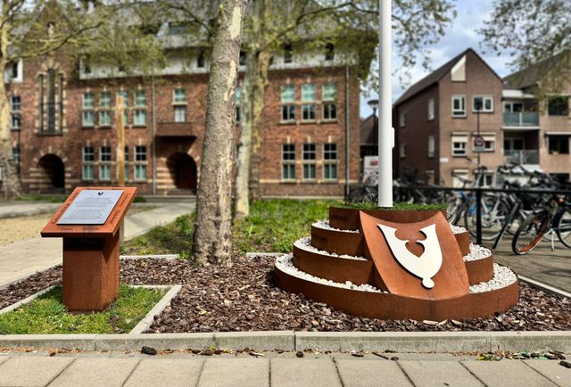 rond cortenstalen kunstwerk in etages