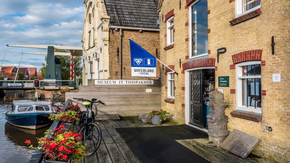 De voorzijde van het Tsiispakhus en de VVV in Wommels.