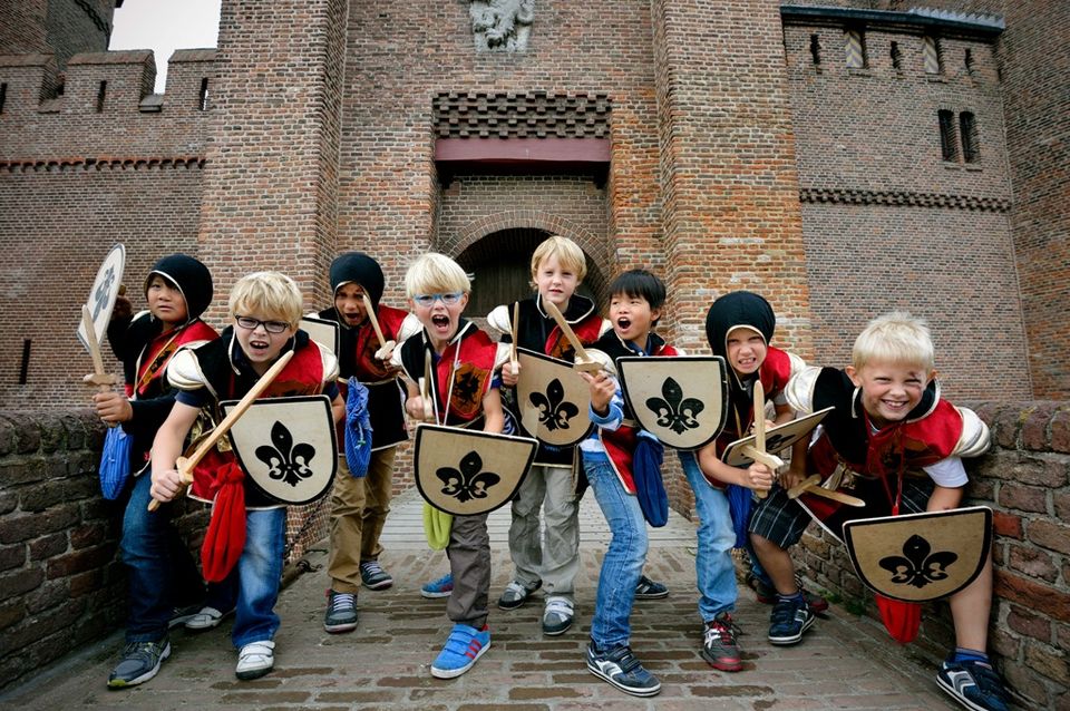 Verklede kinderen bij een kasteel