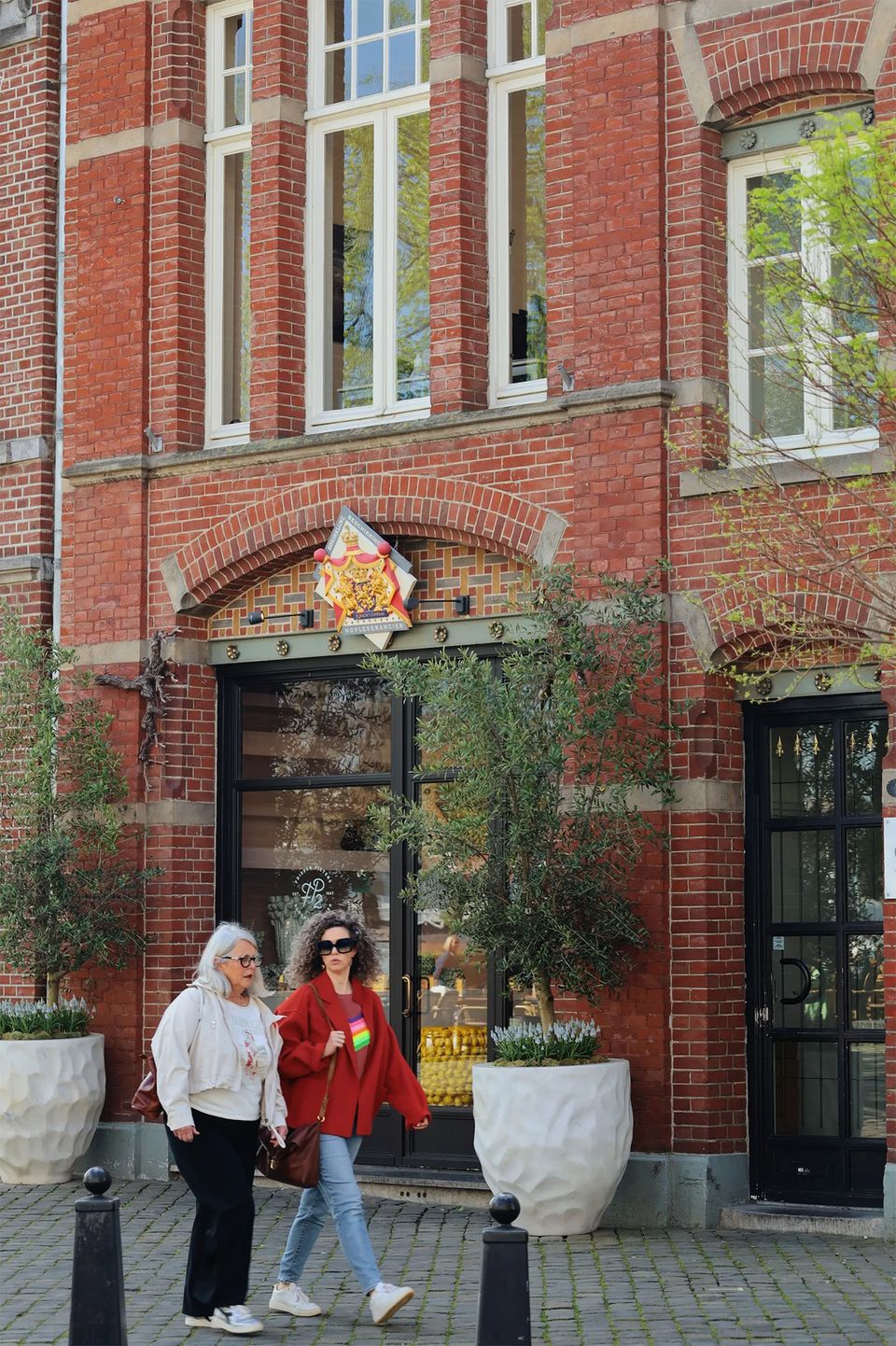 Frissen-Pieters Maastricht bloemenwinkel voorgevel twee personen