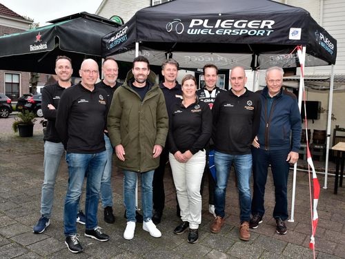 Een groep personen onder een zwarte partytent