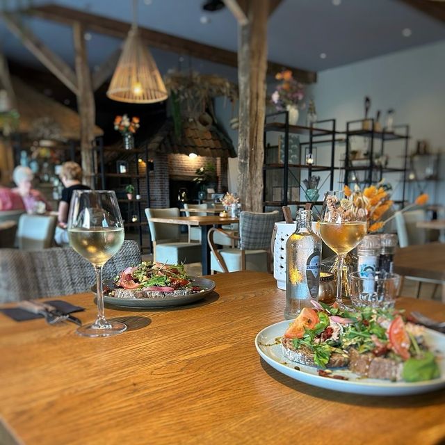 Gedekte tafel met glas wijn erop in lunchcafe