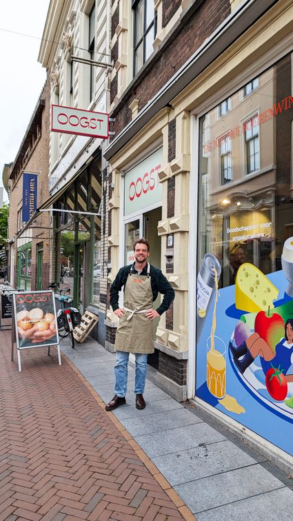 Eigenaar Joost voor zijn winkel Oogst in Leiden.