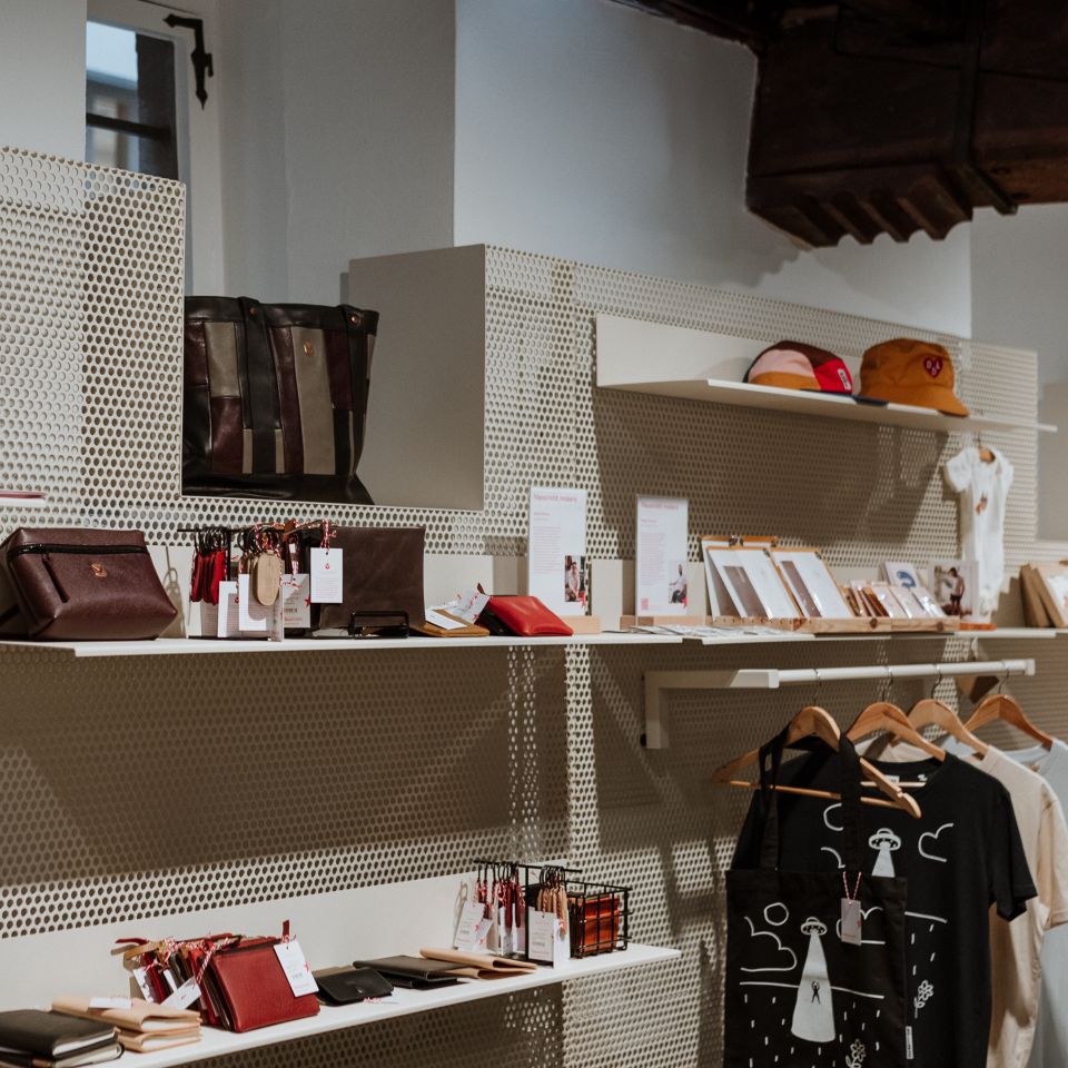 Maastricht Store rekken cadeau t-shirt rekken achter winkel