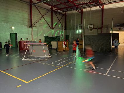 Sportactiviteit Beweegteam Woerden, Woerden, Groene Hart, kinderen die in een sporthal actief bewegen tijdens sport en spel met lichtgevende spelmaterialen en speelse opstellingen.