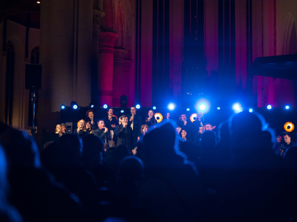 Een koor dat aan het optreden is in de Oude Kerk Delft