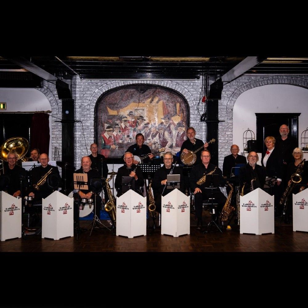 De leden van de Ballroom Syncopators tijdens een optreden.