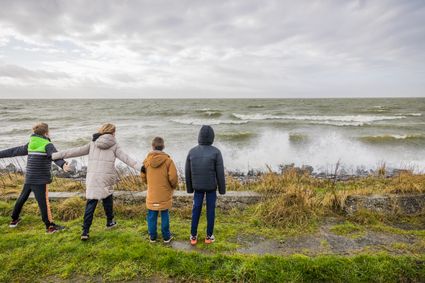 Kinderen aan de kust in Stavoren.