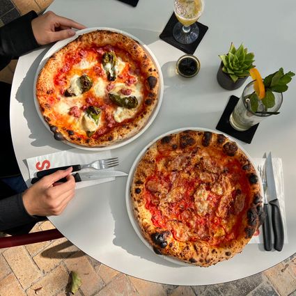 Twee pizza's op het terras bij Bar Sil in Delft