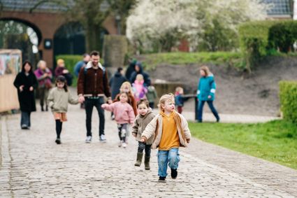 Muiderslot gezin loopt in de tuin