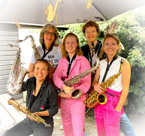 Foto van groep dames met instrumenten