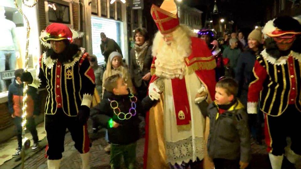 Sinterklaas hand in hand met kinderen