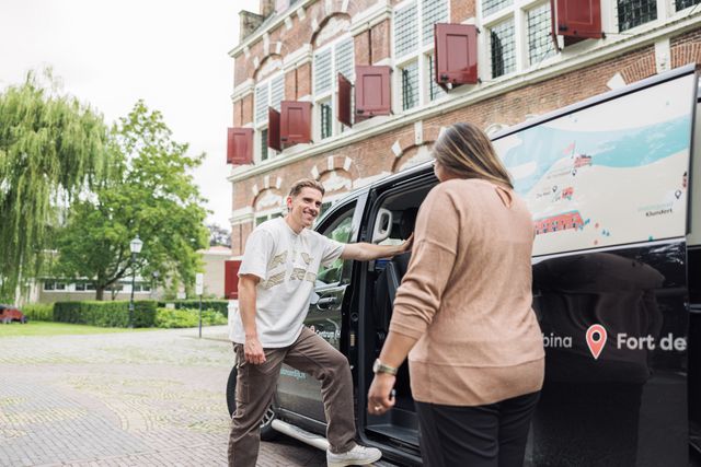 Man stapt in bij hop on hop off bus