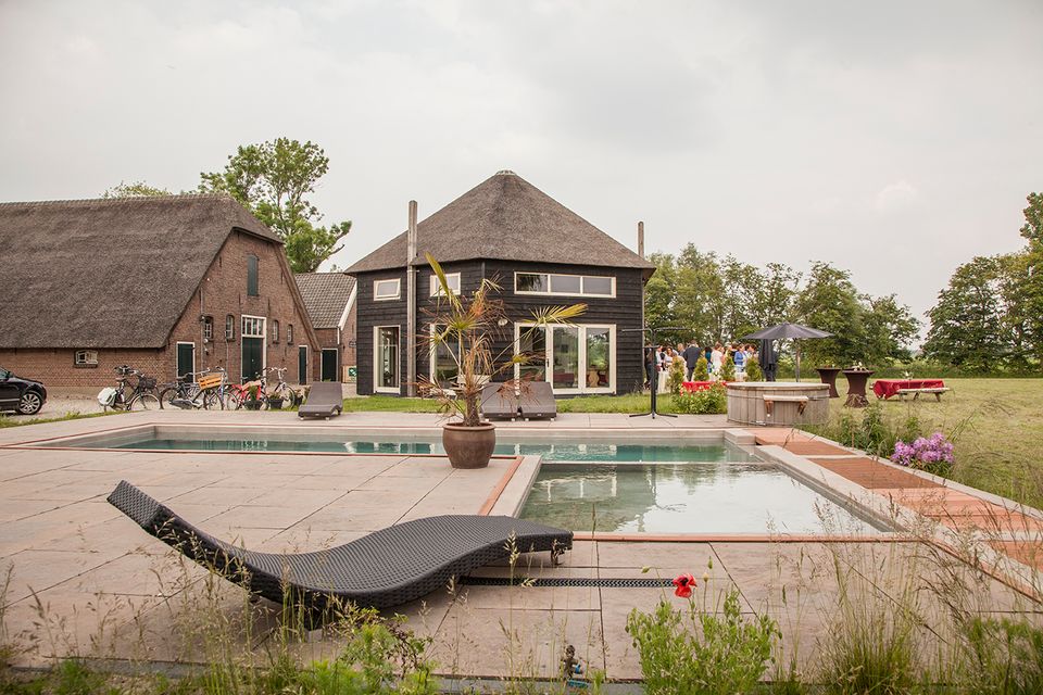 B&B Posthoorn Lodge met zwembad en loungebank