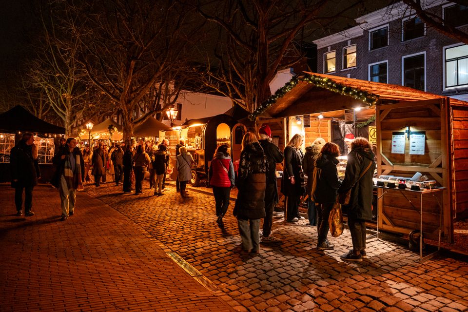 Kerstmarkt op de hooglandse kerkgracht in Leiden