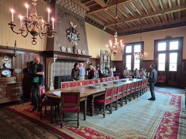 In kijkje in een van de statige kamers van het Zwanenbroedershuis.